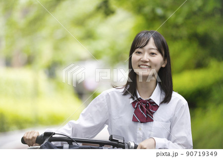 自転車通学をする女子高生 90719349