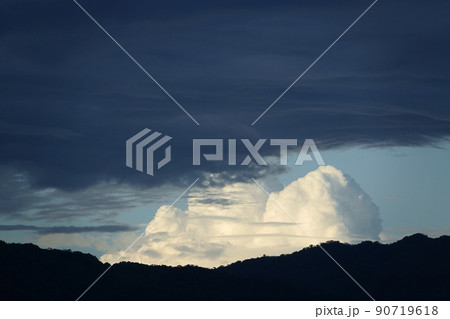 夏の夕景・雨雲の暗雲と遠方の積乱雲・望遠・210818PM 90719618