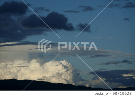 夏の夕景・雨雲の暗雲と遠方の積乱雲・望遠・210818PM 夏の夕景・雨雲の暗雲と遠方の積乱雲・望遠・210818PM 90719628