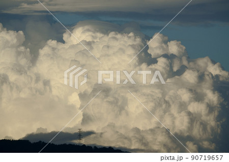 夏の夕景・雨雲の暗雲と遠方の積乱雲・望遠・210818PM 90719657