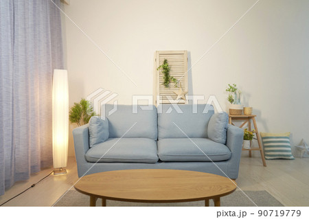 無人の夜のリビングの風景 無人の夜のリビングの風景 90719779