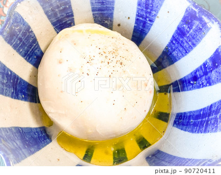 塩こしょうとレモンオリーブオイルをかけたブラータチーズ 90720411