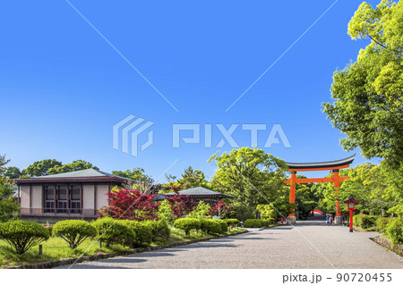 宇佐神宮の宝物殿と大鳥居 宇佐神宮の宝物殿と大鳥居 90720455