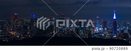 夜の新宿のパノラマ風景 90720889