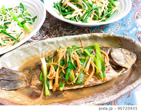 中国上海料理・葱烤河鲫魚（フナの煎り焼き わけぎ添え） 90720935