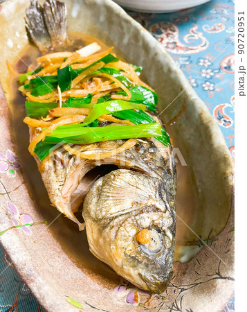 中国上海料理・葱烤河鲫魚（フナの煎り焼き わけぎ添え） 90720951