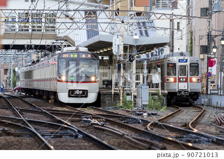 京成小岩駅での都営浅草線5300形と京成3600形の並び 90721013