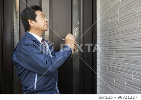 外壁塗装の見積もりをする作業員 外壁塗装の見積もりをする作業員 90721227