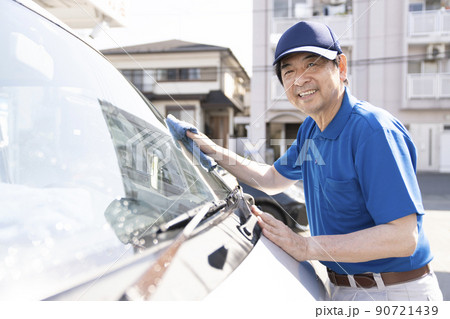 洗車をした自動車を拭く高齢男性作業員 90721439