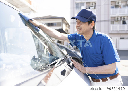 洗車をした自動車を拭くシニア男性作業員 90721440