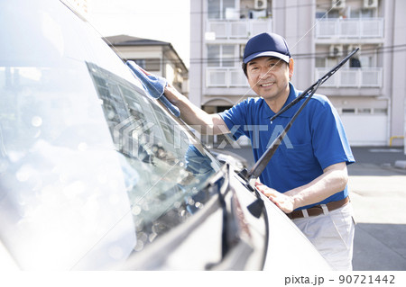洗車をした自動車を拭く高齢男性作業員 90721442