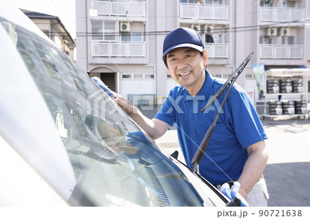 洗車をした自動車を拭くシニア男性作業員 90721638