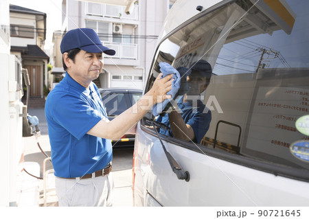洗車をした自動車を拭く高齢男性作業員 90721645