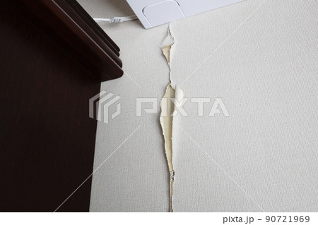 ビニールクロスの壁紙が剥がれている 90721969