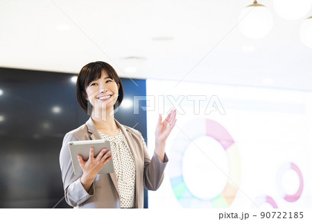 ビジネス　女性　オフィス  プレゼン　セミナー 90722185