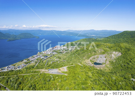 空から見た洞爺湖と金比羅火口 空から見た洞爺湖と金比羅火口 90722453