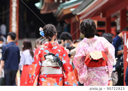 浴衣の観光客　レンタルの着物　和服 90722823