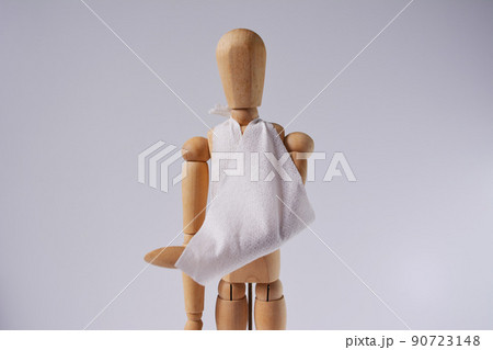 骨折　怪我をしたデッサン人形 90723148