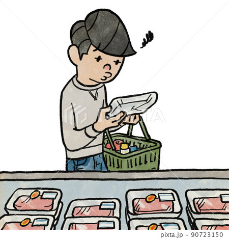 スーパーで値札をチェックする男 90723150