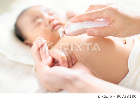 赤ちゃんのネイルケア　電動爪やすり　生後1ヶ月 90723180