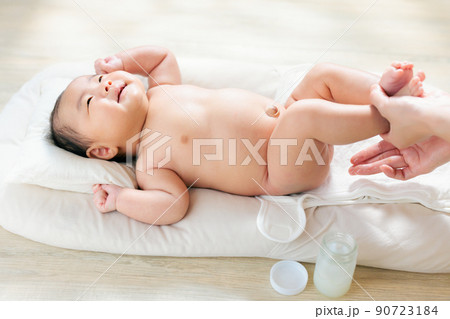 笑顔の赤ちゃんのお尻に保湿剤を塗る おしりケア おむつかぶれ おむつ皮膚炎 生後2ヶ月 笑顔の赤ちゃんのお尻に保湿剤を塗る おしりケア おむつかぶれ おむつ皮膚炎 生後2ヶ月 90723184