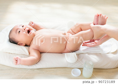 泣いている赤ちゃんのお尻に保湿剤を塗る　おむつかぶれ　おむつ皮膚炎　対策　生後2ヶ月 90723189