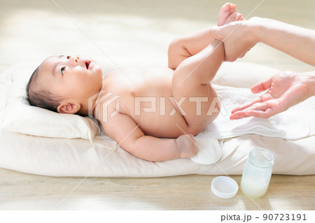 赤ちゃんのお尻に保湿剤を塗る　馬油　ワセリン　おむつかぶれ　おむつ皮膚炎　対策　生後2ヶ月 90723191
