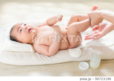 赤ちゃんのお尻に保湿剤を塗る　嫌がる　おむつかぶれ　おむつ皮膚炎　対策　生後2ヶ月 90723196