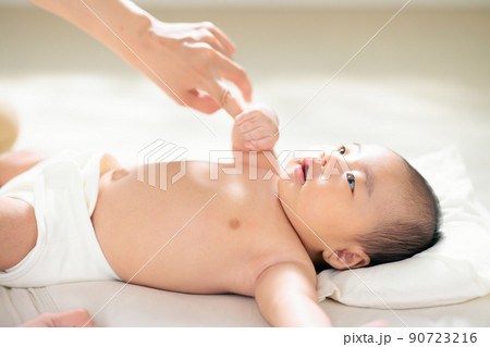 親子のふれあい　手遊び　ふれあい遊び　把握反射　ママの指を握る赤ちゃん　生後1ヶ月 90723216