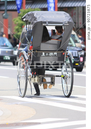 浅草の人力車　人気の観光地　浅草めぐり 90723875