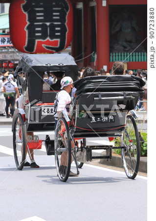 浅草の人力車　人気の観光地　浅草めぐり 90723880