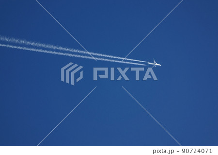 青空と飛行機雲・夏・望遠・210818PM 90724071