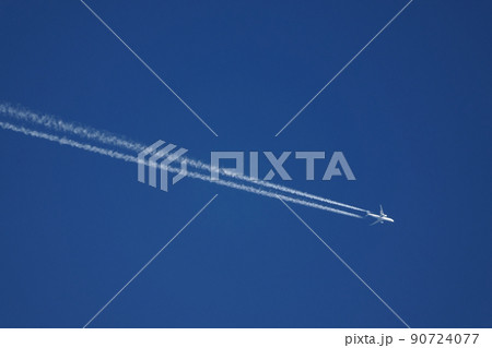 青空と飛行機雲・夏・望遠・210818PM 青空と飛行機雲・夏・望遠・210818PM 90724077