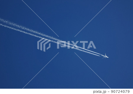 青空と飛行機雲・夏・望遠・210818PM 青空と飛行機雲・夏・望遠・210818PM 90724079