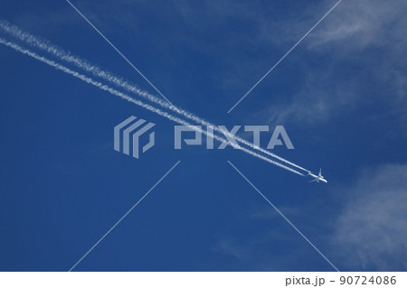 青空と飛行機雲・夏・望遠・210818PM 青空と飛行機雲・夏・望遠・210818PM 90724086