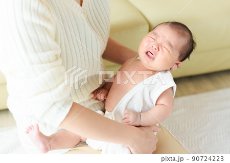 赤ちゃんの着替え　泣く　肌着　生後1ヶ月 90724223