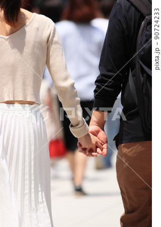つないだ手 恋人つなぎ デート カップル 夫婦 男女 家族 つないだ手 恋人つなぎ デート カップル 夫婦 男女 家族 90724233