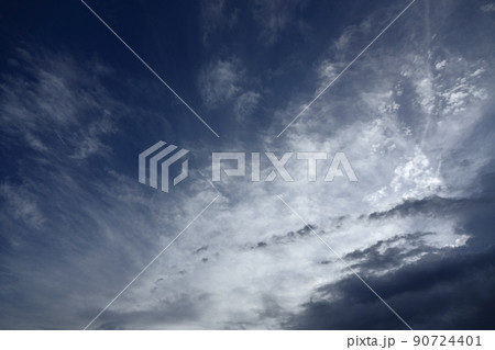 夏・夕方の空を覆ってくる雲・210818PM 90724401