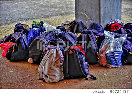 【東京】世田谷区　競技場周辺に置かれたバックパック 90724457