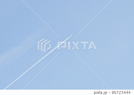 飛行機雲と細長い航跡 90725444