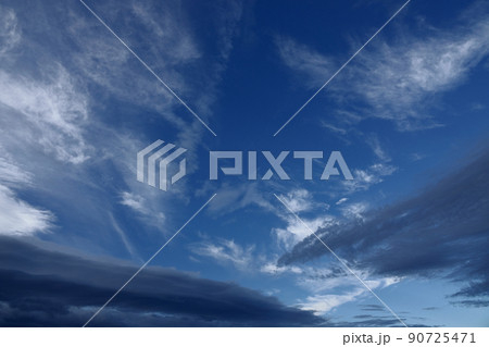 夏の夕空・北から東の深い青空と雲・210818PM 夏の夕空・北から東の深い青空と雲・210818PM 90725471