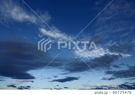 夏の夕空・北から東の深い青空と雲・210818PM 夏の夕空・北から東の深い青空と雲・210818PM 90725476