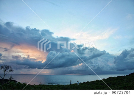 沖縄・残波岬夕景 沖縄・残波岬夕景 90725704