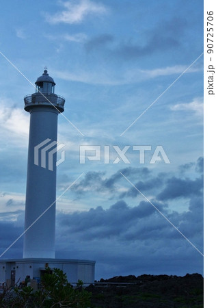 沖縄・残波岬夕景 90725706