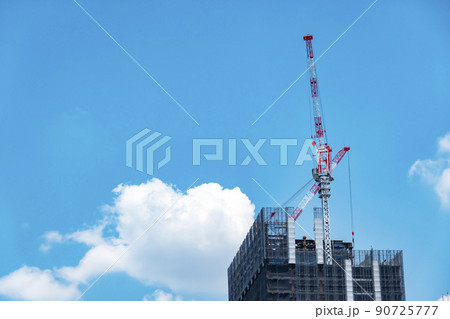 ビルの建設現場 90725777