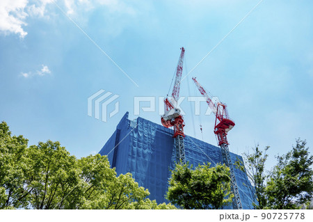 ビルの建設現場 90725778