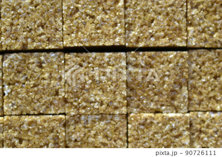 Cane sugar cubes and sugar crystals close-up 90726111