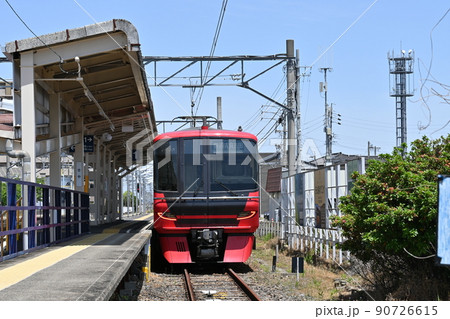 名鉄名古屋鉄道・津島線佐屋駅のプラットホームと電車 90726615