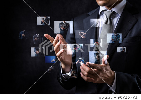 ホログラムを操作するビジネスマン 90726773