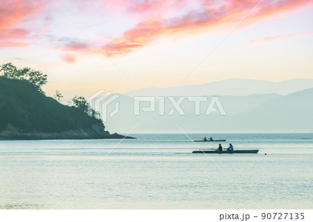 夕陽の鴨池海岸 90727135